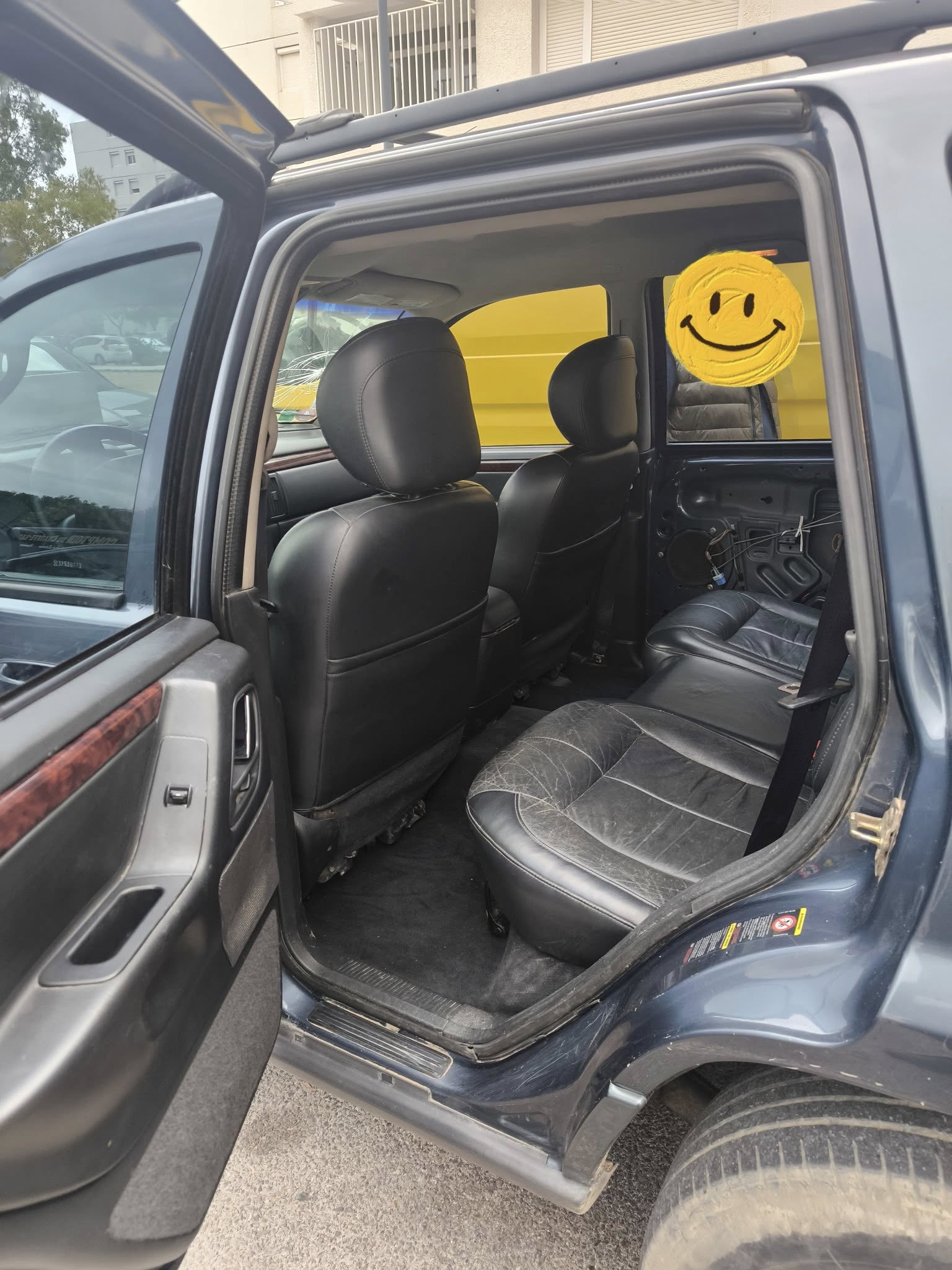 Avant nettoyage intérieur voiture - saletés et poussières