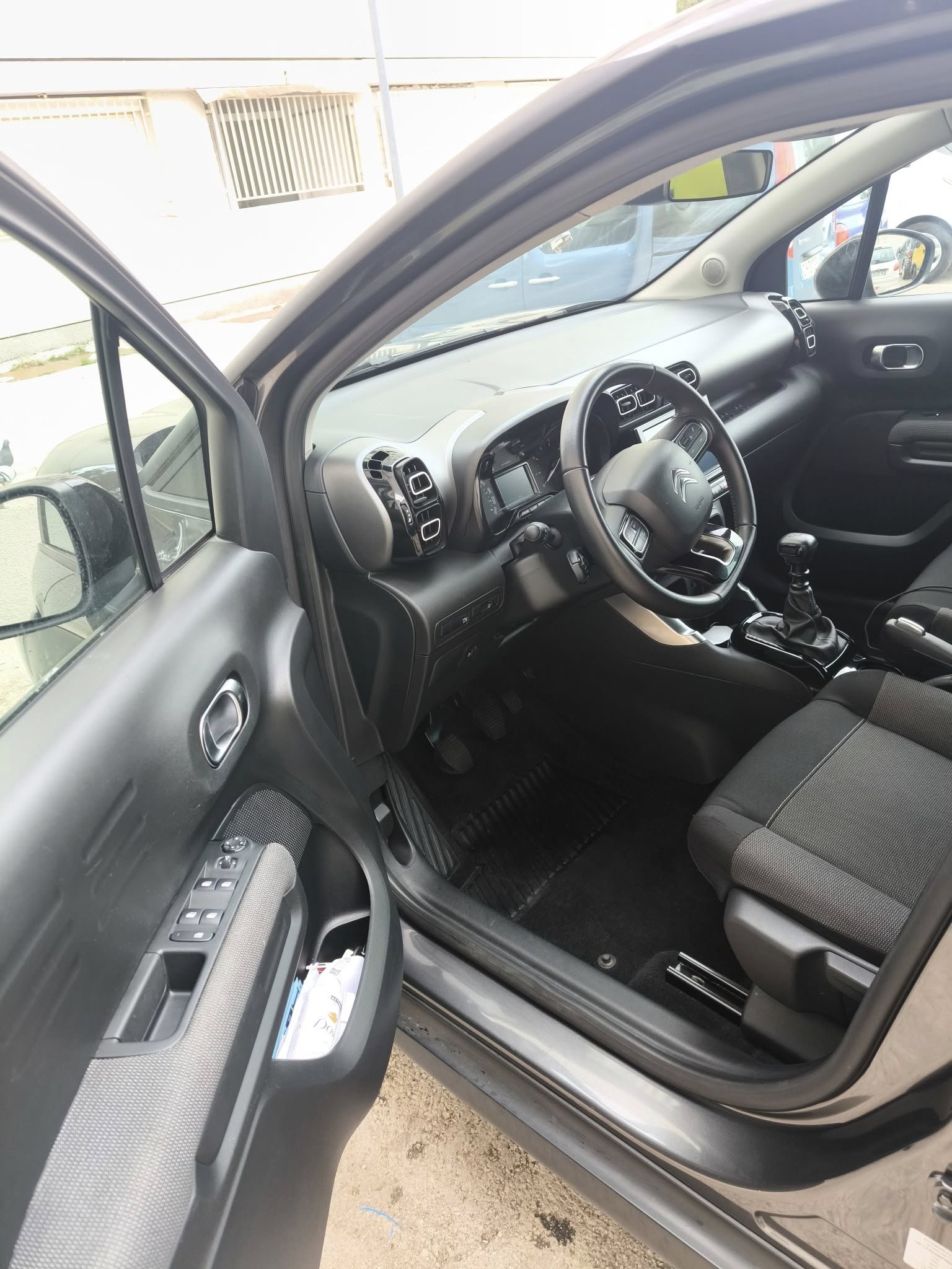 Avant nettoyage intérieur voiture - traces et poussière